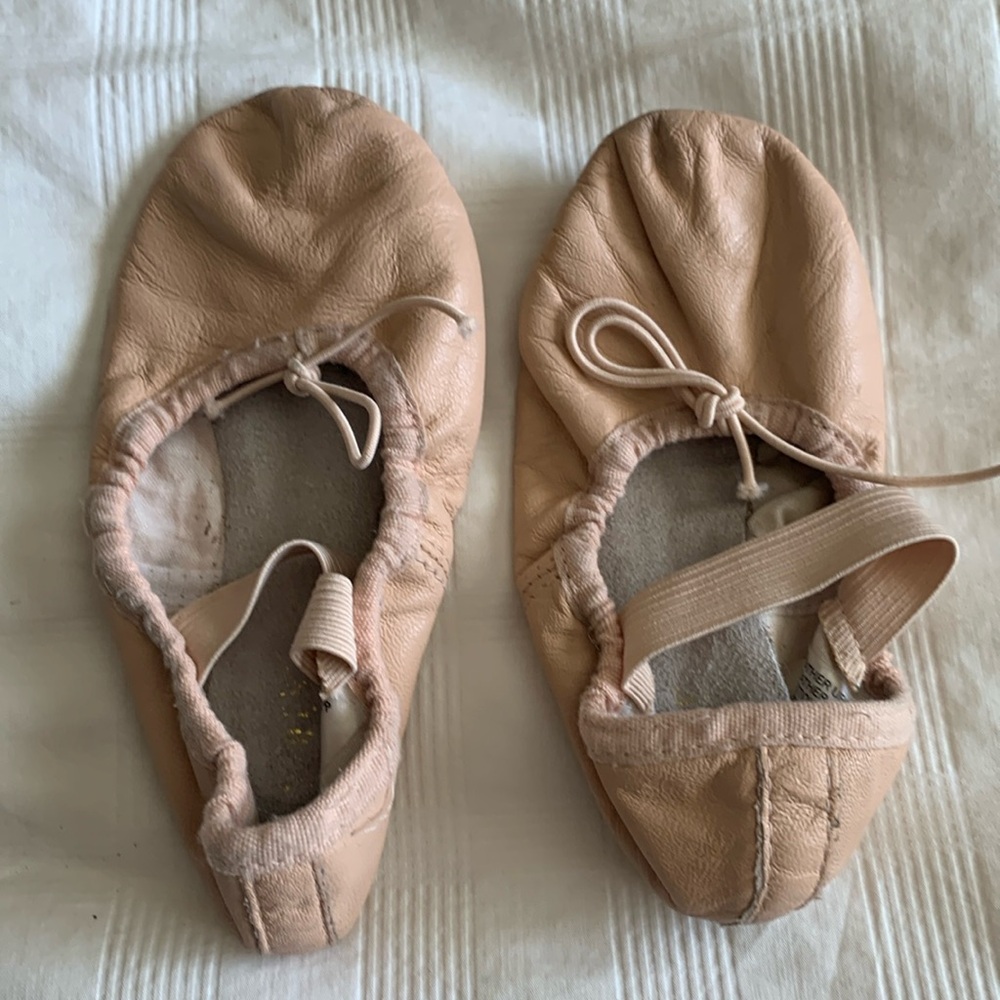 BLOCH ballet slippers with straps and a adjustable drawstring. Size 9.5 child